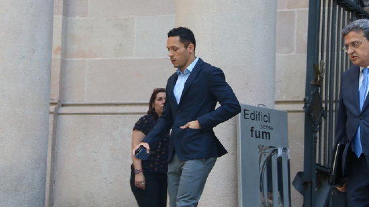 El futbolista Adriano Correia saliendo de la Audiencia después de aceptar la pena de prisión por fraude fiscal.