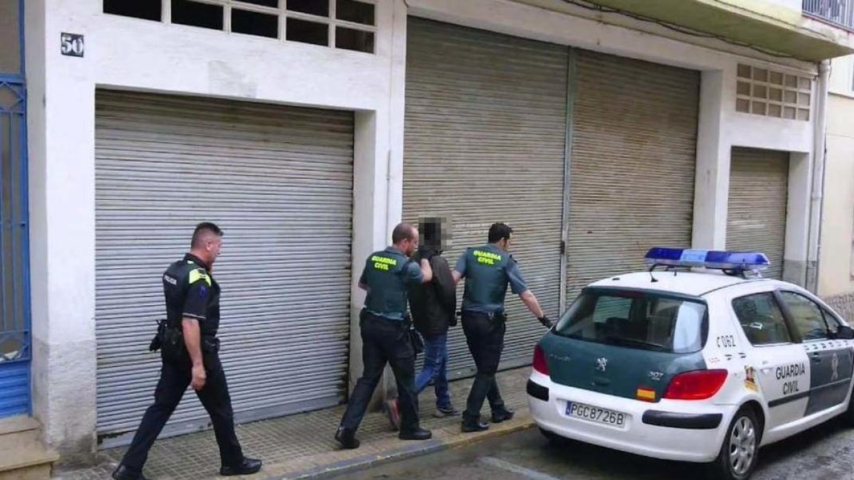 La actuación policial la llevaron a cabo la Guardia Civil conjuntamente con la Policía Local de Sant Carles de la Ràpita.