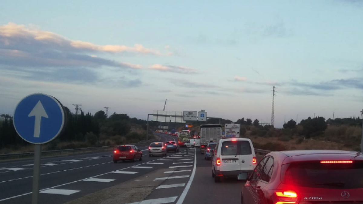 Imatge del trànsit poc després de les 7.30h, quan es començava a formar la cua de vehicles.