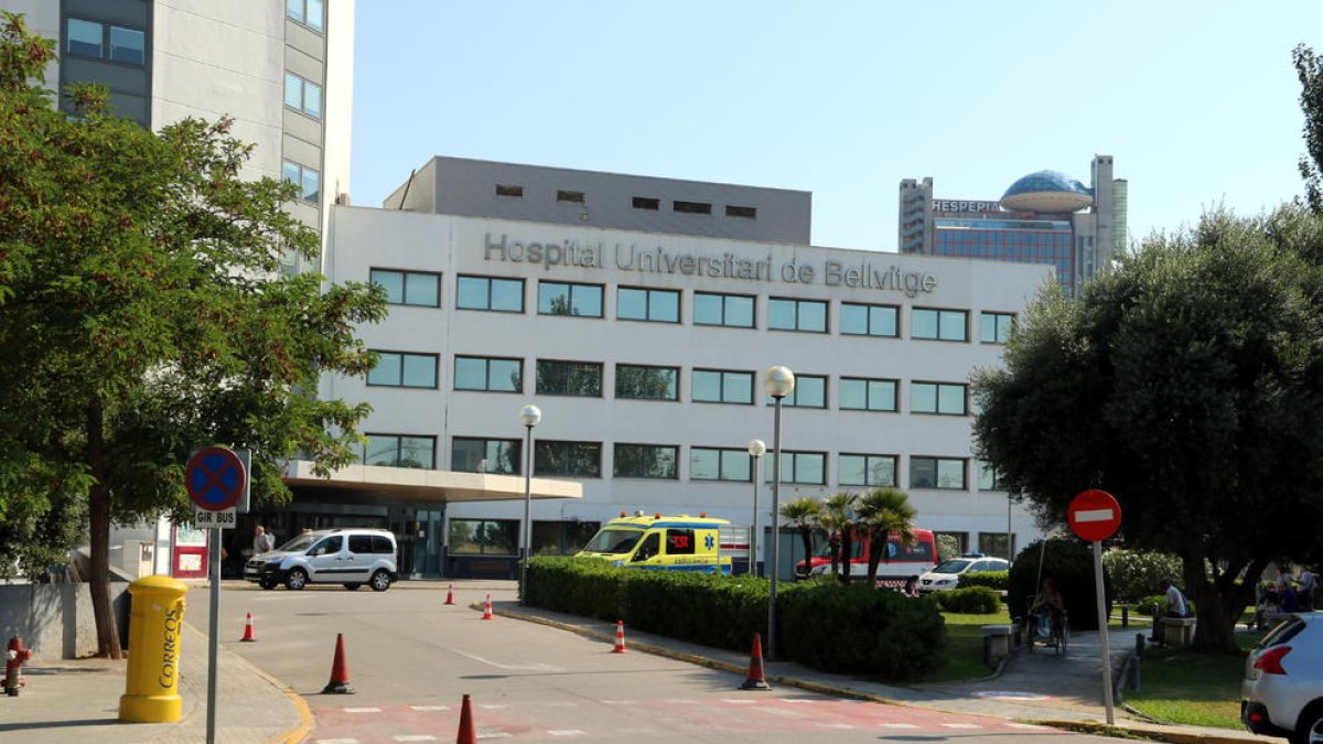 Imatge de l'entrada principal de l'Hospital de Bellvitge.