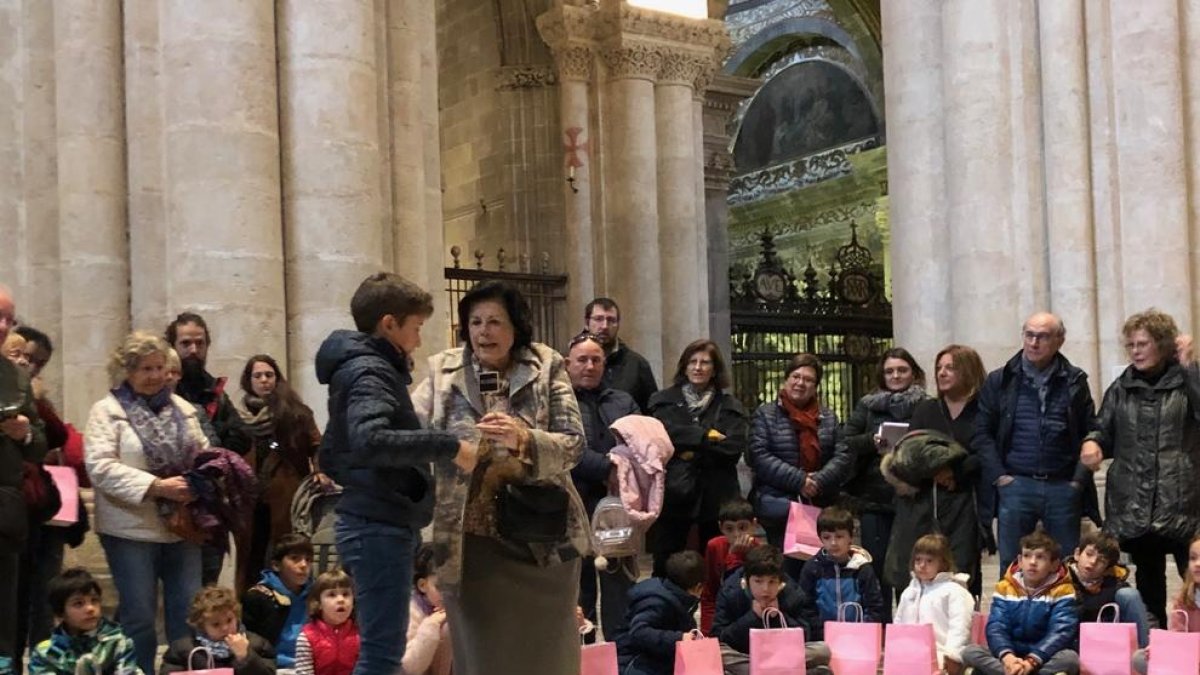 La historiadora Maria Joana Virgili explicando las partes de la Catedral a los niños durante la construcción del edificio a pequeña escala.
