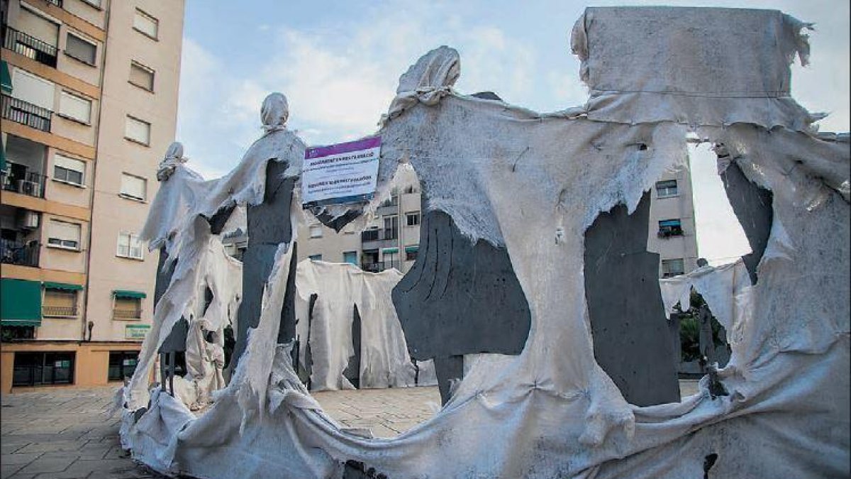 Aspecto actual de la tela que cubre el monumento de la plaza de la Sardana, construido en 1973.