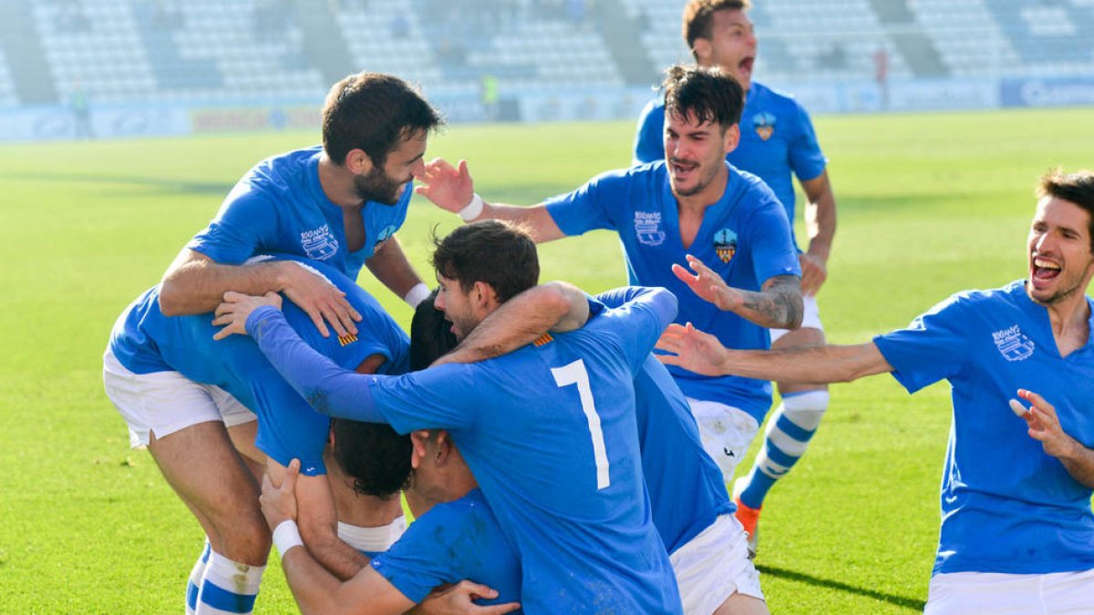 Joan Oriol es el jugador que hay de cara con los brazos abiertos, celebrando un gol de los leridanos.