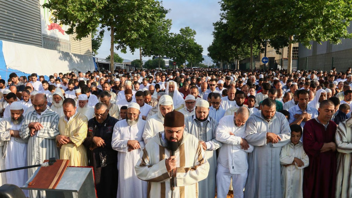 La importante afluencia hizo cortar la calle Tolerància y colocar alfombras en el exterior de As-sunnah.