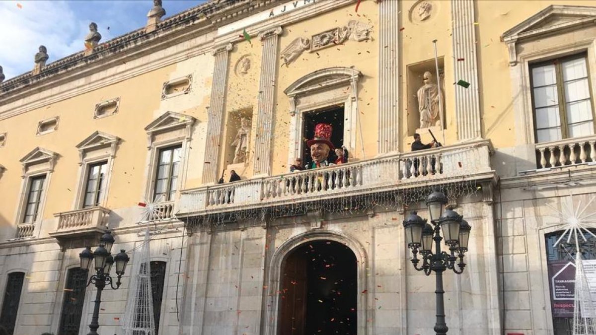 Imagen de l'Home dels Nasssos en el balcón del Ayuntamiento de Tarragona