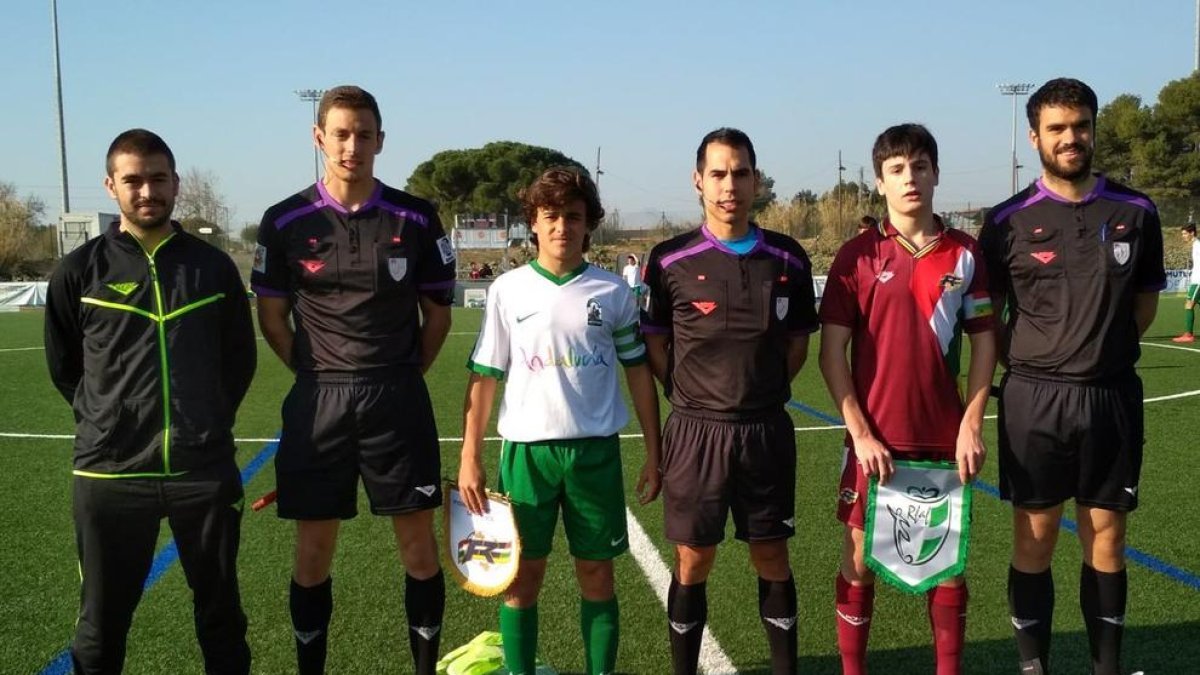 Los capitanes de las selecciones sub-16 autonómicas de La Rioja y Andalucía.