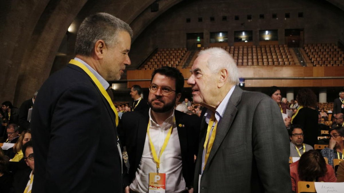 El vicepresident del Govern i adjunt a la presidència d'ERC, Pere Aragonès i el candidat a l'alcaldia de Barcelona, Ernest Maragall, saludant l'alcaldable de Tarragona per ERC, Pau Ricomà.