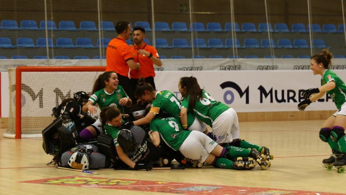 Les jugadores del Cerdanyola celebrant el passi a la final.