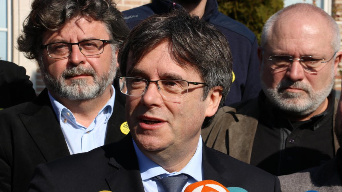 El expresidente Carles Puigdemont durante la atención a los medios después de la reunión del Consejo por la República, en Waterloo.