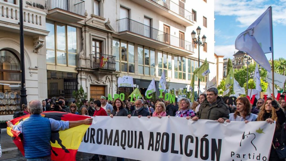 Imagen de una manifestación antitaurina en Sevilla.