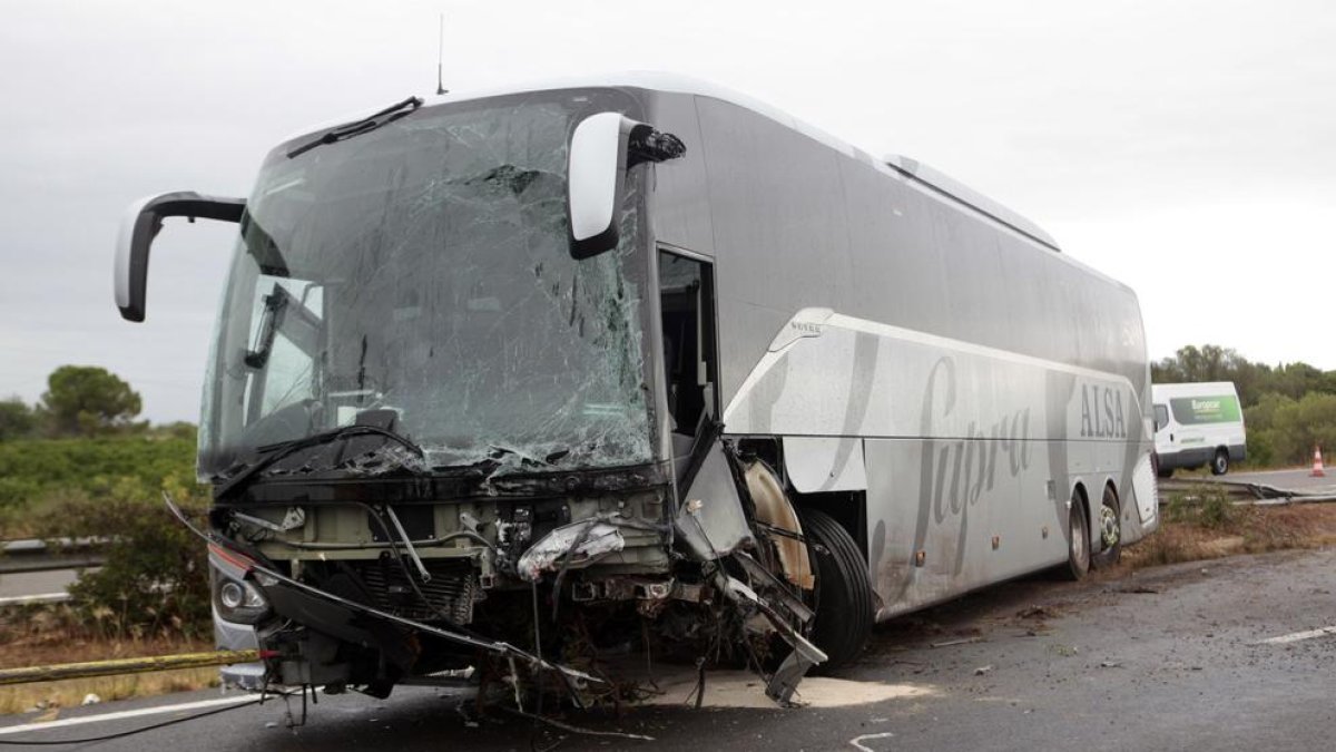 Imagen del estado en que ha quedado el autobús implicado en el accidente.