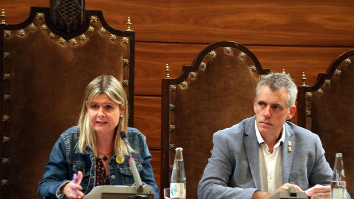 La presidenta de la Diputació de Tarragona, Noemí Llauradó, i del vicepresident Adam Tomàs en el ple del 17 d'octubre del 2019.