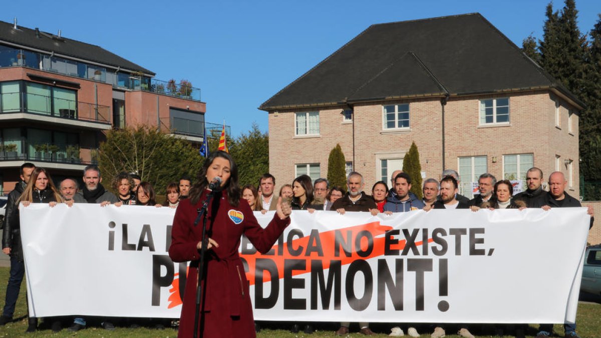 La líder de Ciutadans, Inés Arrimadas, durant l'atenció als mitjans davant la casa de l'expresident Carles Puigdemont a Waterloo.