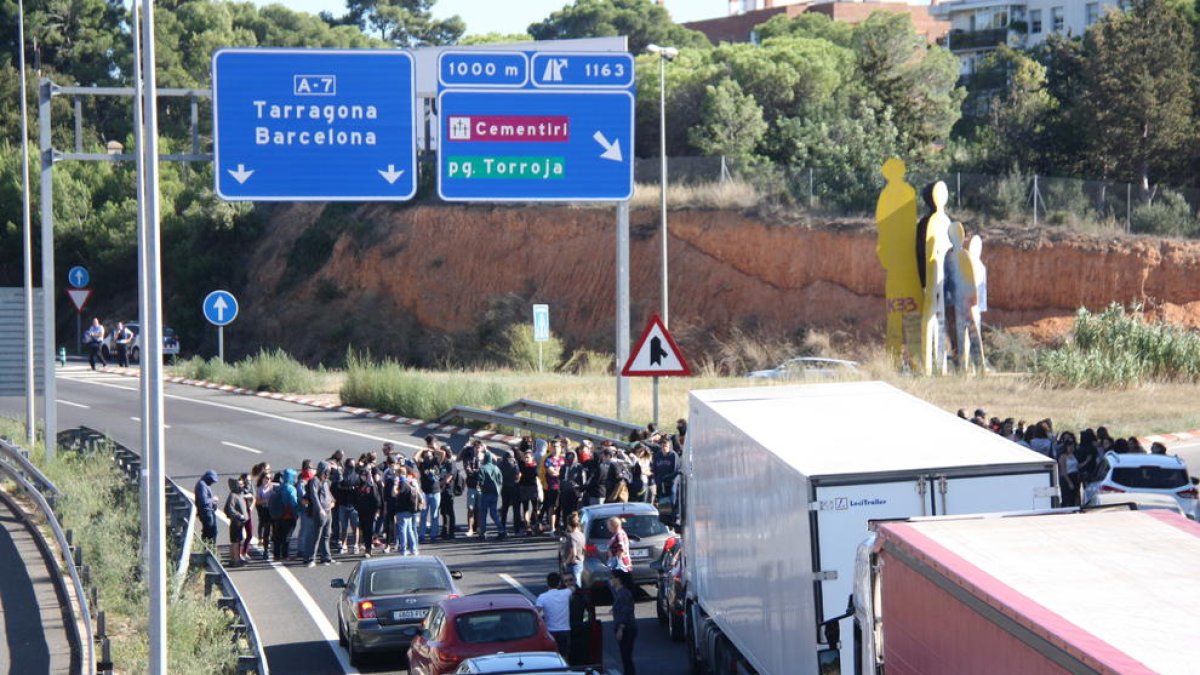 Pla general del tall a l'A-7 d'aquest dimarts a la tarda, com a protesta per la sentència del procés. Foto del 15 d'octubre del 2019 (Horitzontal).