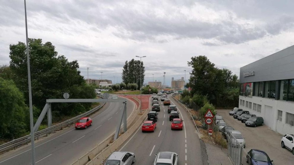 Els accessos de Tarragona han presentat llargues cues de vehicles.