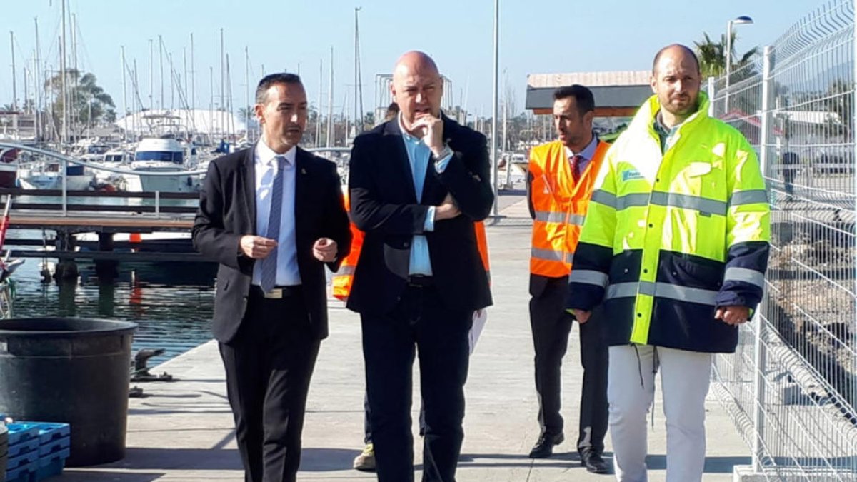 El gerent de Ports de la Generalitat, Joan Pere Gómez, i l'alcalde de Sant Carles de la Ràpita, Josep Caparrós, fent una visita d'obres al port municipal.