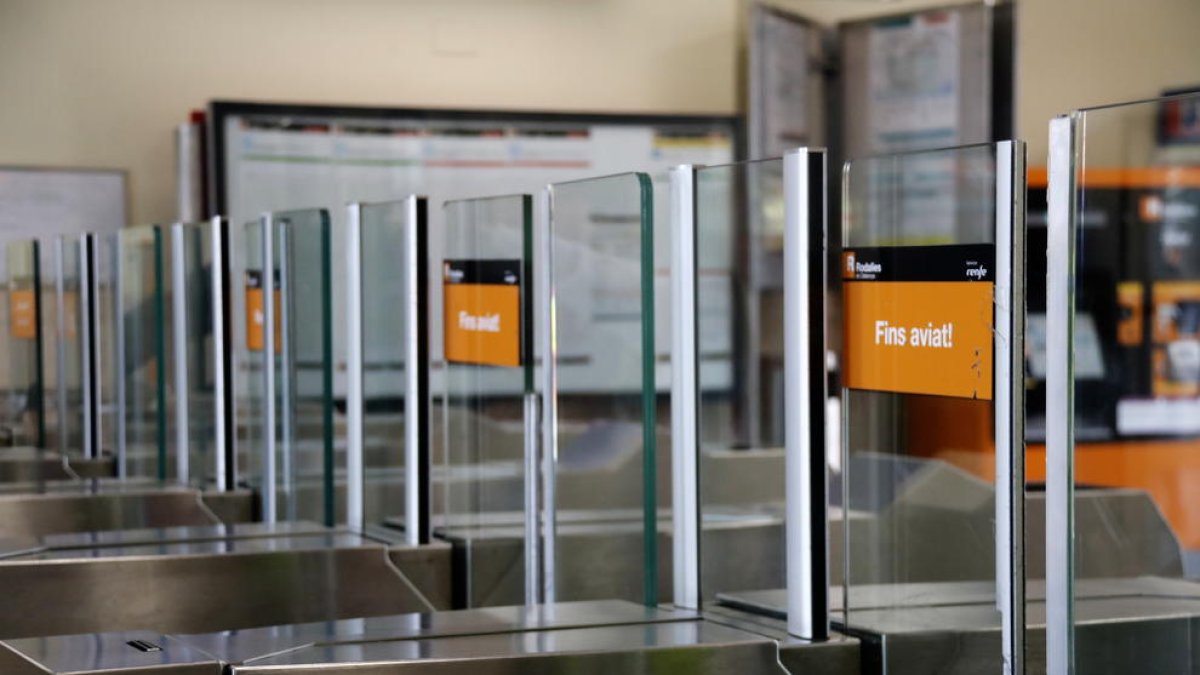 Una estación de Rodalies de Renfe durante la jornada de servicios mínimos a causa de la huelga general del 18-O.