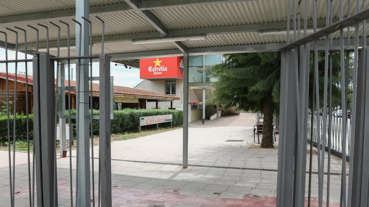 Las puertas para acceder al campo donde, hasta la temporada pasada, jugaba el CF Reus ya no tienen los controles de entrada de LaLiga.
