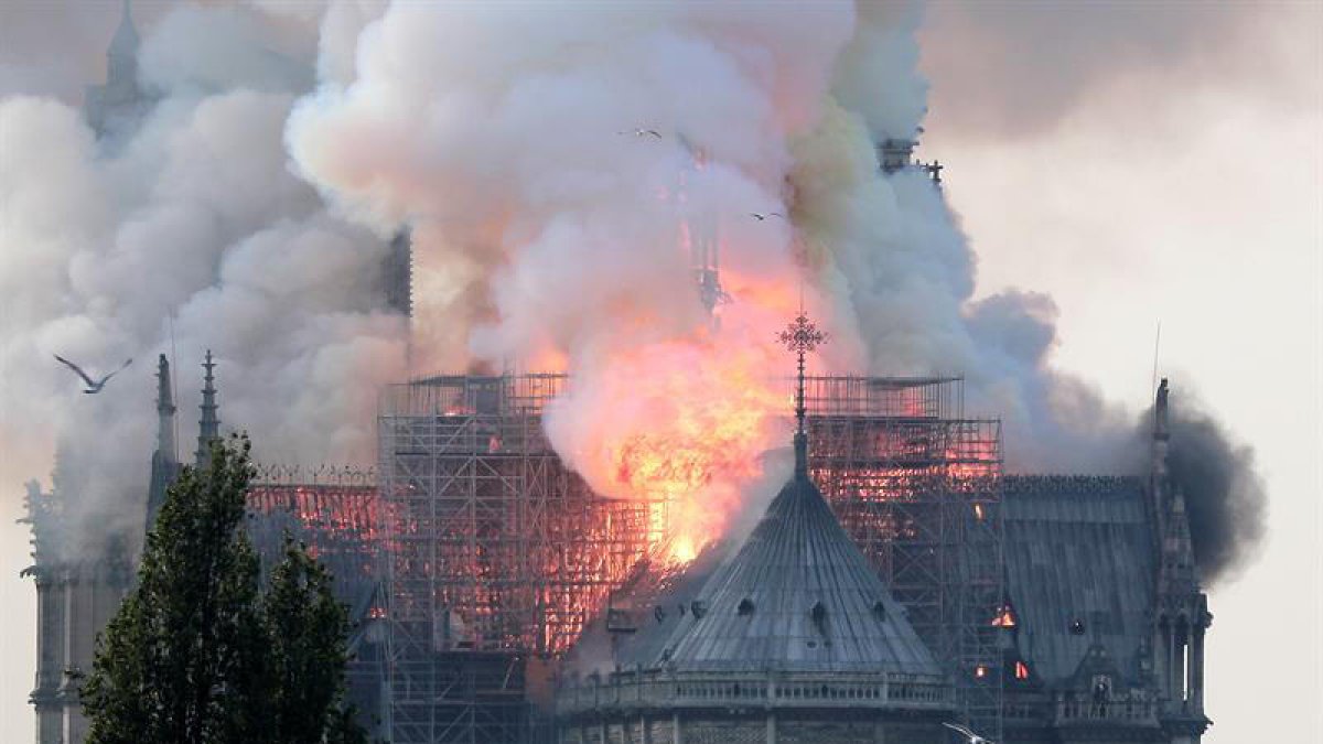 Vista de l'incendi que ha afectat a la catedral de Nôtre Dame.