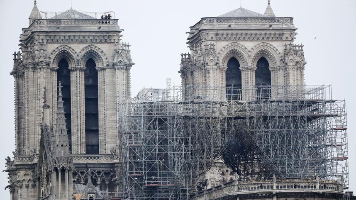 Imatge d'una de les bastides destruïda per l'incendi a la façana de la catedral de Notre Dame, aquest dimarts 16 d'abril.