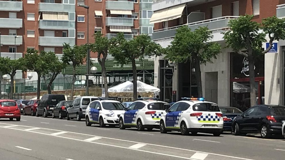 Tres cotxes de la Guàrdia Urbana al carrer Vidal i Barraquer.