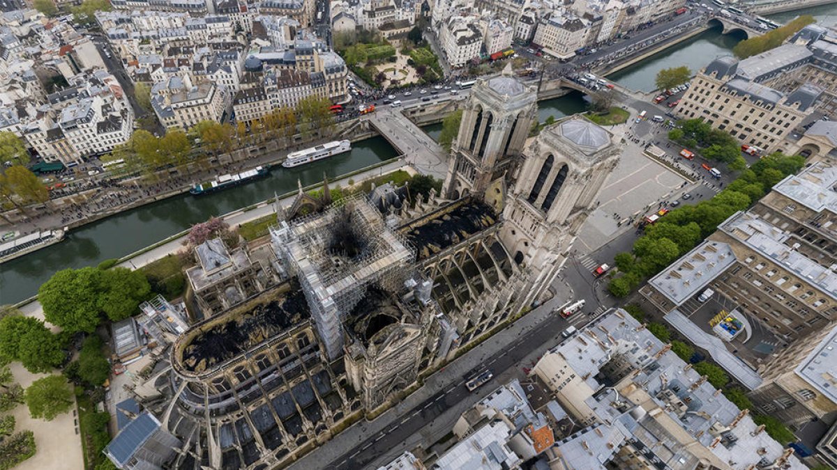Vista aérea de la catedral de Notre-Dame después del incendio.
