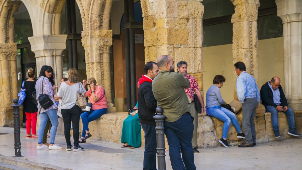 Un grup de persones espera el seu torn per ser ateses a les oficines del Consell Comarcal.