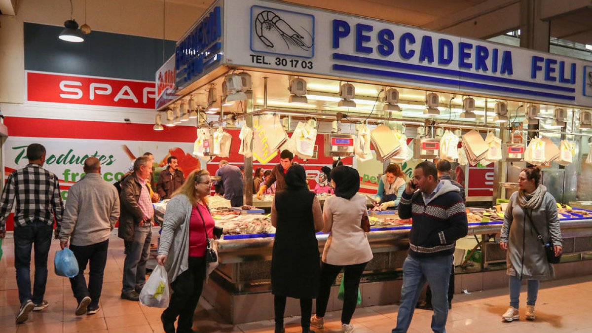 Una imagen de archivo del interior del Mercat del Carrilet.