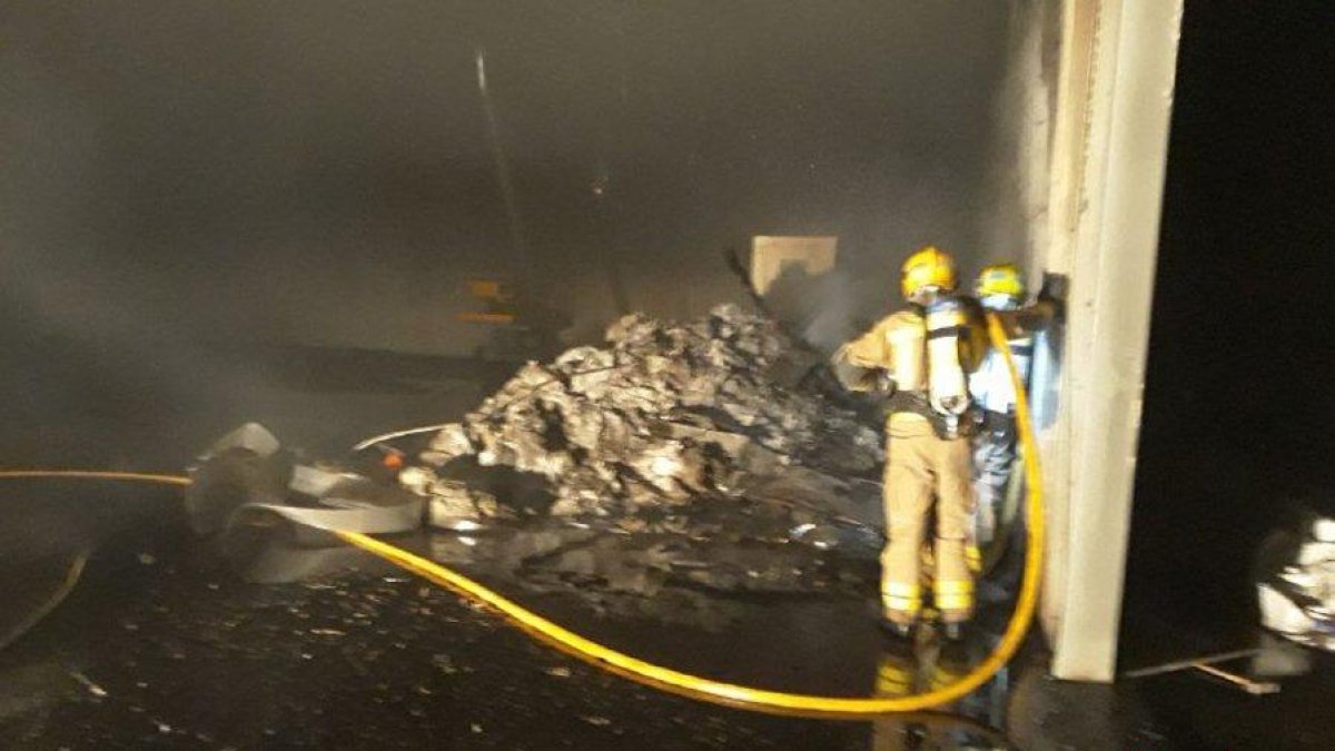 Imatge dels Bombers treballant en l'incendi de la nau abandonada de Constantí.