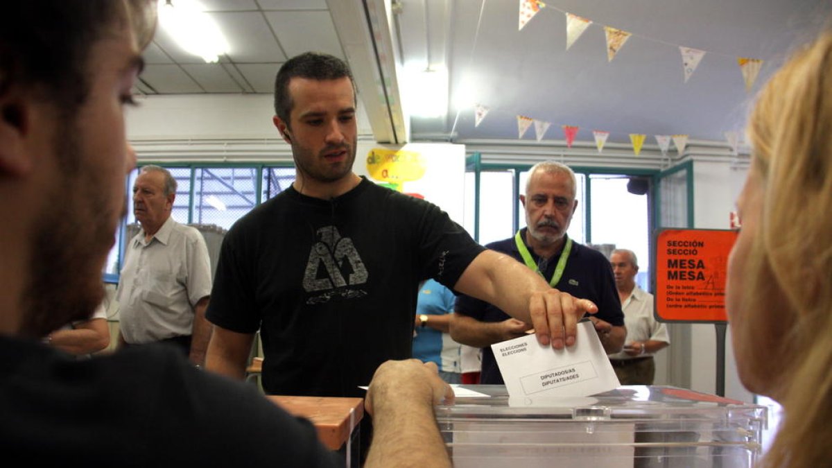 Un votante deposita su papeleta en Sabadell en las elecciones generales de 2016.