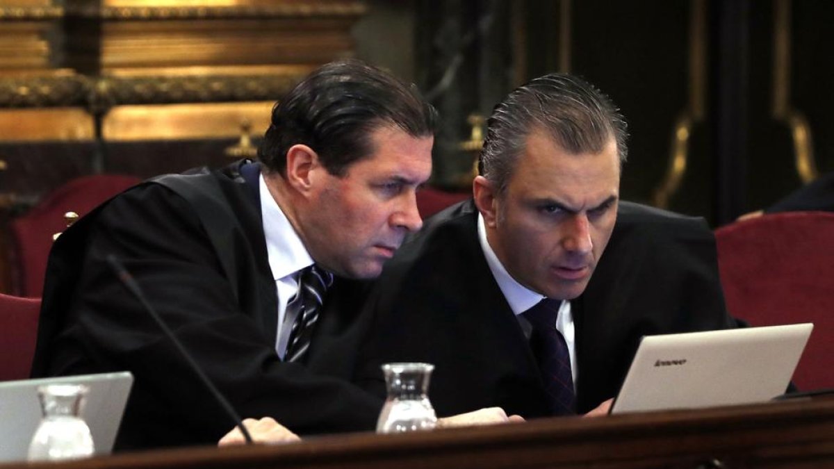 El secretario general de Vox, Javier Ortega, y el vicesecretario jurídico del partido, durante la primera jornada del juicio.