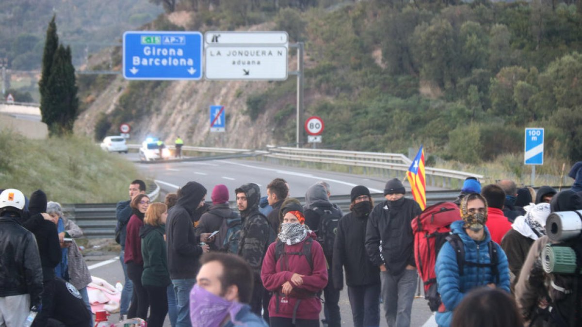 Pla mitjà dels manifestants ocupant l'autopista AP7 aquest dissabte.