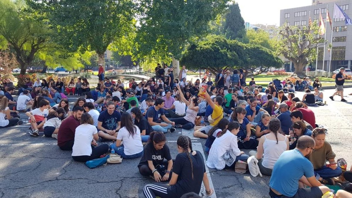 Imagen del grupo de personas sentadas en la carretera de la Imperial.