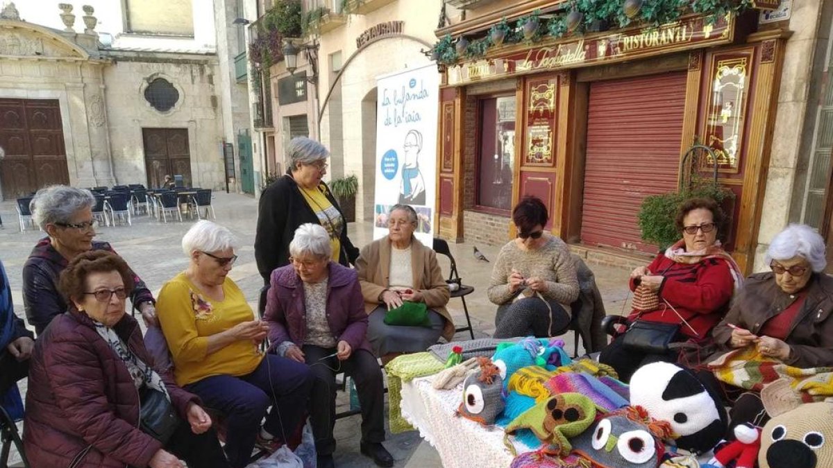 Una de les sortides del programa de 'La bufanda de la iaia', l'any passat, a la plaça del Castell.