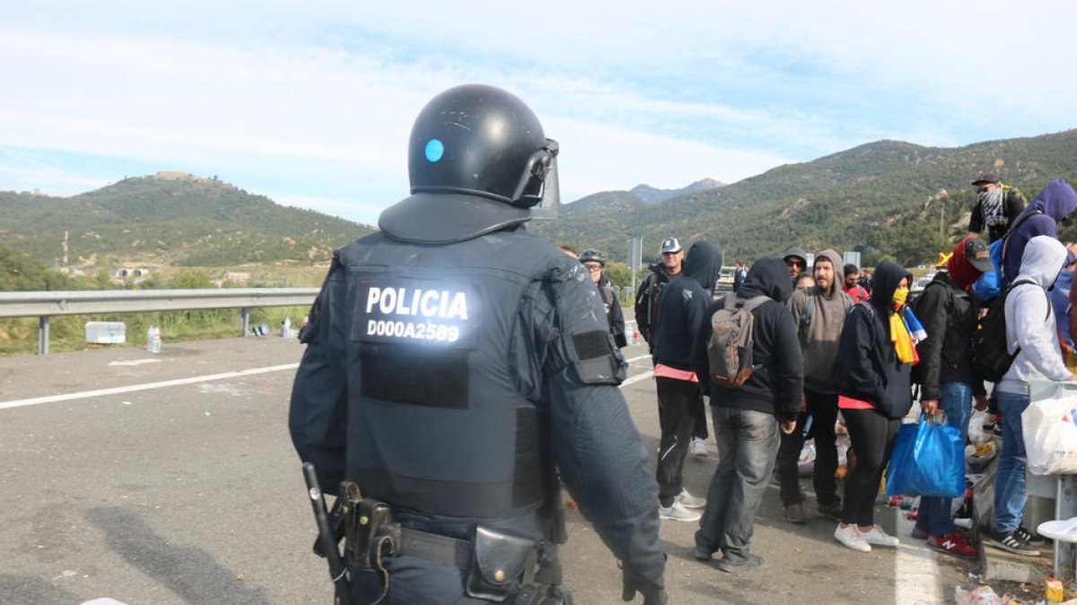 Pla obert dels Mossos arribant a la zona del tall de l'AP7 a la Jonquera.