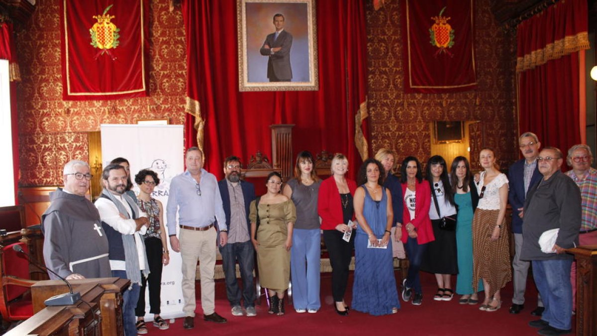 Fotografía de familia de los galardonados de los Premis Ones Mediterrània.