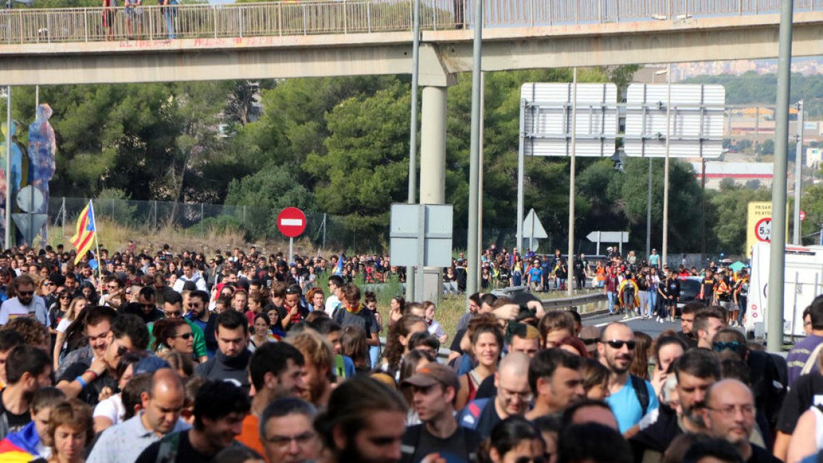 Pla obert de centenars de persones caminant per l'A-7 a Tarragona amb motiu de la jornada de vaga general del 18 d'octubre del 2019