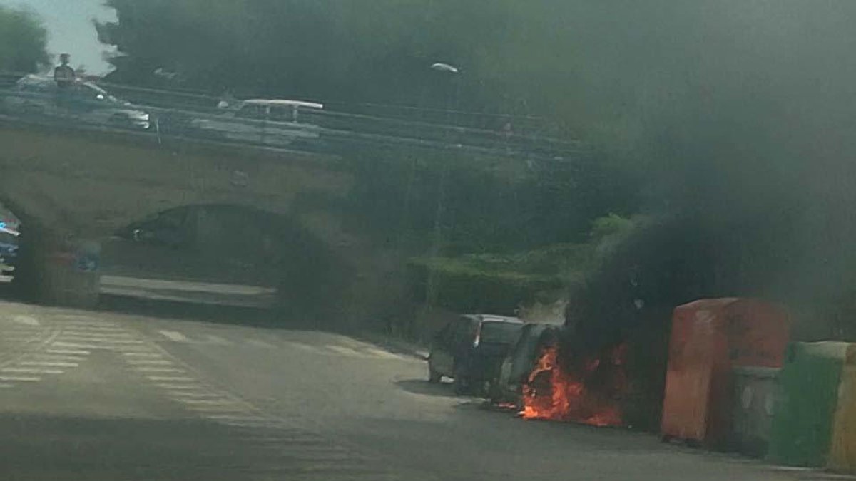 Imatge del cotxe en flames a Cunit.