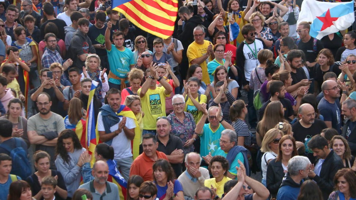 Pla picat d'uns manifestants a la plaça Imperial Tarraco durant la manifestació convocada per l'esquerra independentista. Foto del 18 d'octubre del 2019 (Horitzontal).