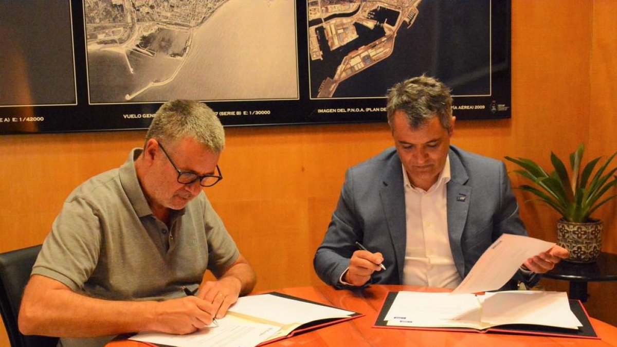 El alcalde de Tarragona, Pau Ricomà, y el director de BASF en Tarragona, Rodrigo Cannaval, en la firma del convenio.