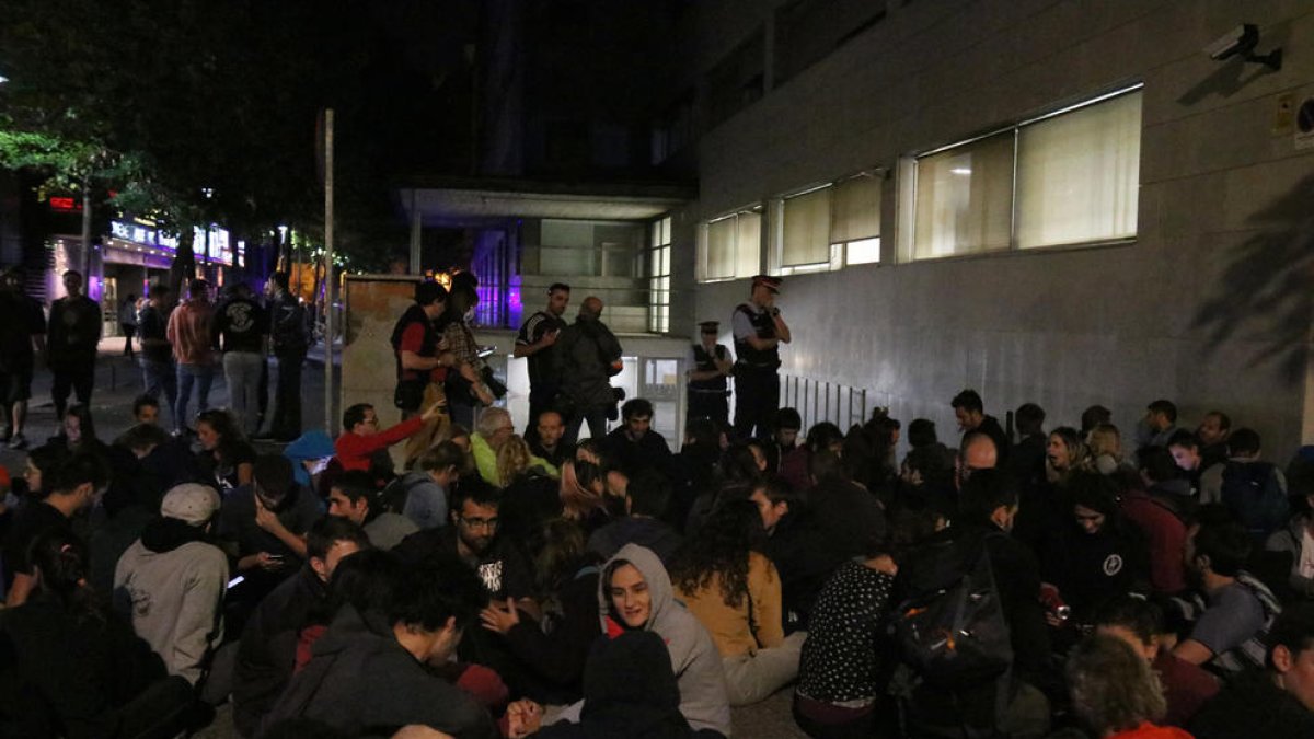 La salida del aparcamiento de los Juzgados de Girona bloqueada este sábado