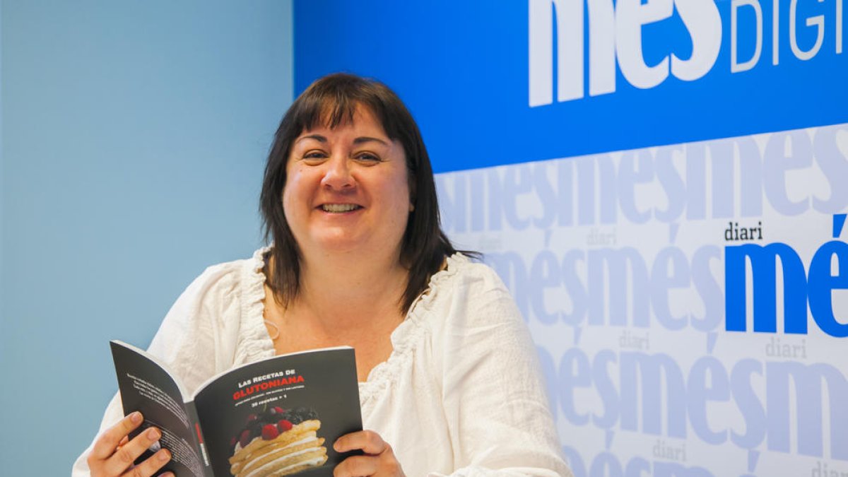 La Mònica Roig con su libro de recetas, en la redacción del Diari Més en Tarragona.