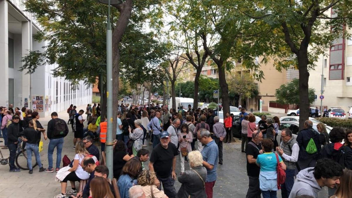 Imatge de les persones concentrades per 'Pícnic per la Llibertat' davant el Campus Catalunya.