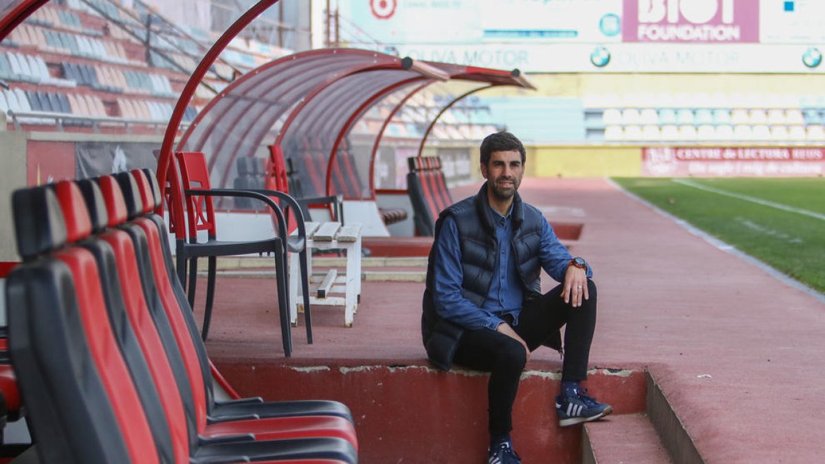El entrenador del Juvenil A del CF Reus en el banquillo rojinegro del Estadio Municipal.