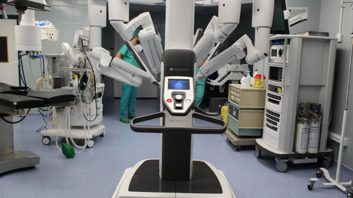 Imagen del nuevo robot Da Vinci Xi en una sala de operaciones del hospital Joan XXIII de Tarragona.