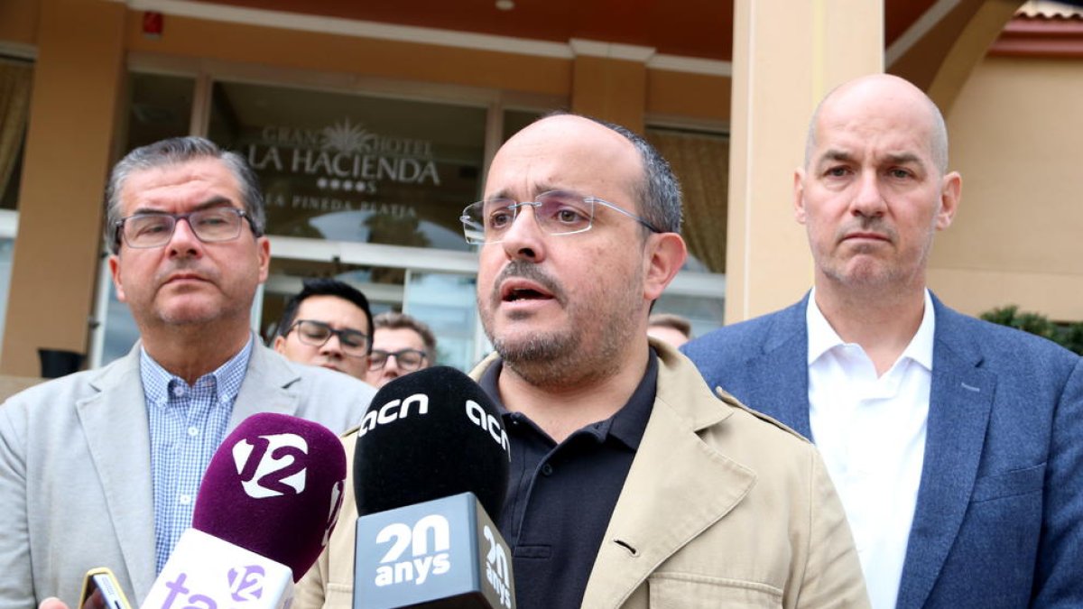 Alejandro Fernández, en la atención a los medios durante la suya visitado en un hotel donde están alojados agentes de la Policía Nacional en Vila-seca.