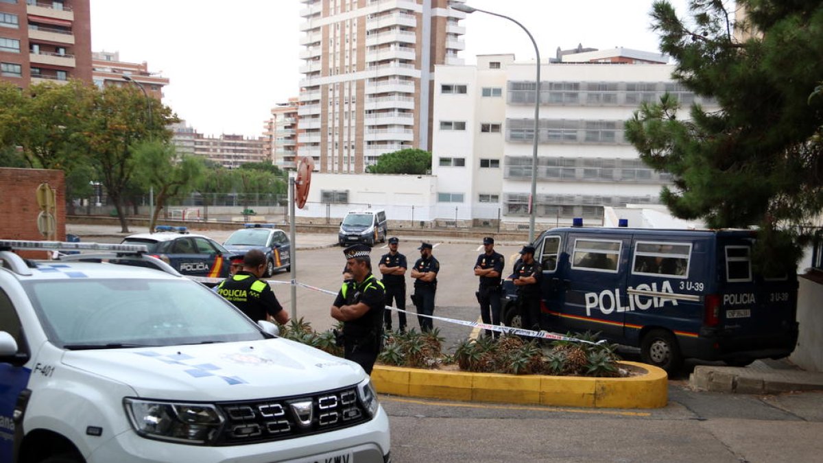 Pla general d'agents de la Policia Nacional i de la Guàrdia Urbana de Tarragona custodiant la seva comissaria durant la concentració en suport dels detinguts pels aldarulls de divendres a la nit a Tarragona. Imatge del 20 d'octubre del 2019 (Horitzontal).