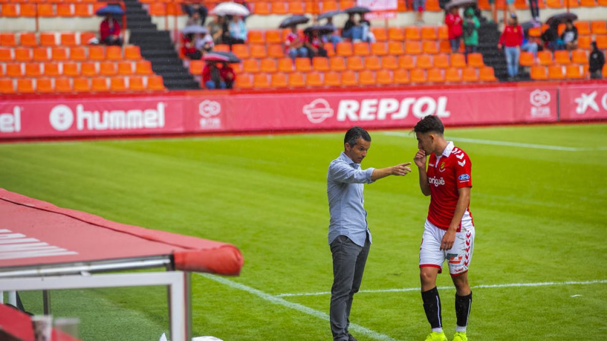 Xavi Bartolo, en su área técnica, con Pol Valentín.