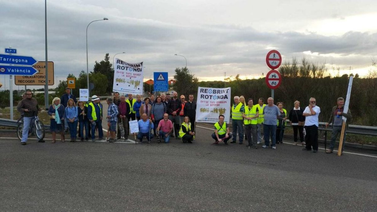 Los manifestantes cortando la rotonda de Torredembarra, a la altura del peaje del AP-7.