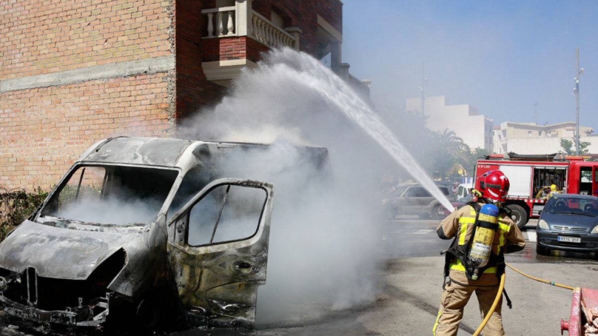 Imagen de los Bombers en el lugar del incendio.